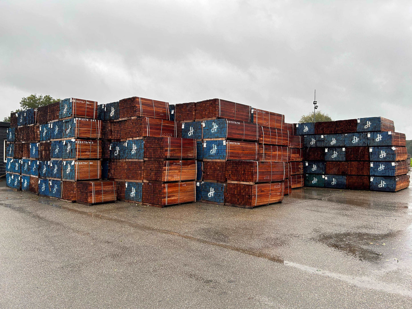 60 x 60 Hardhouten palen - Wal-beschoeiing.nl