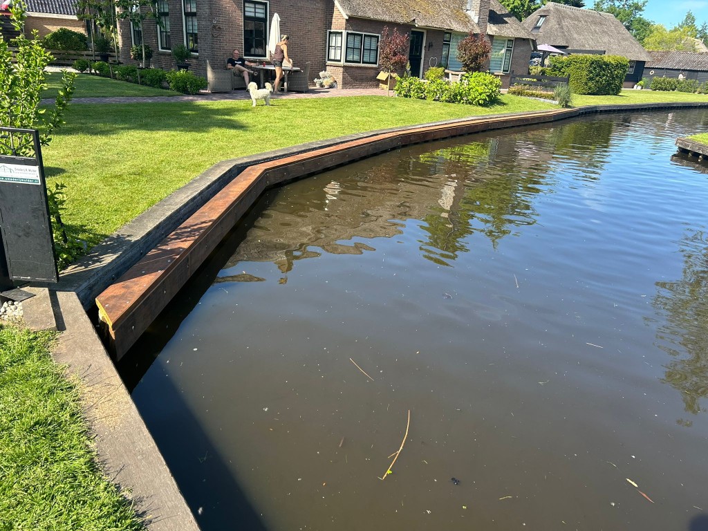 Duurzame walbeschoeiing langs het water – Houthandel Jan Sok