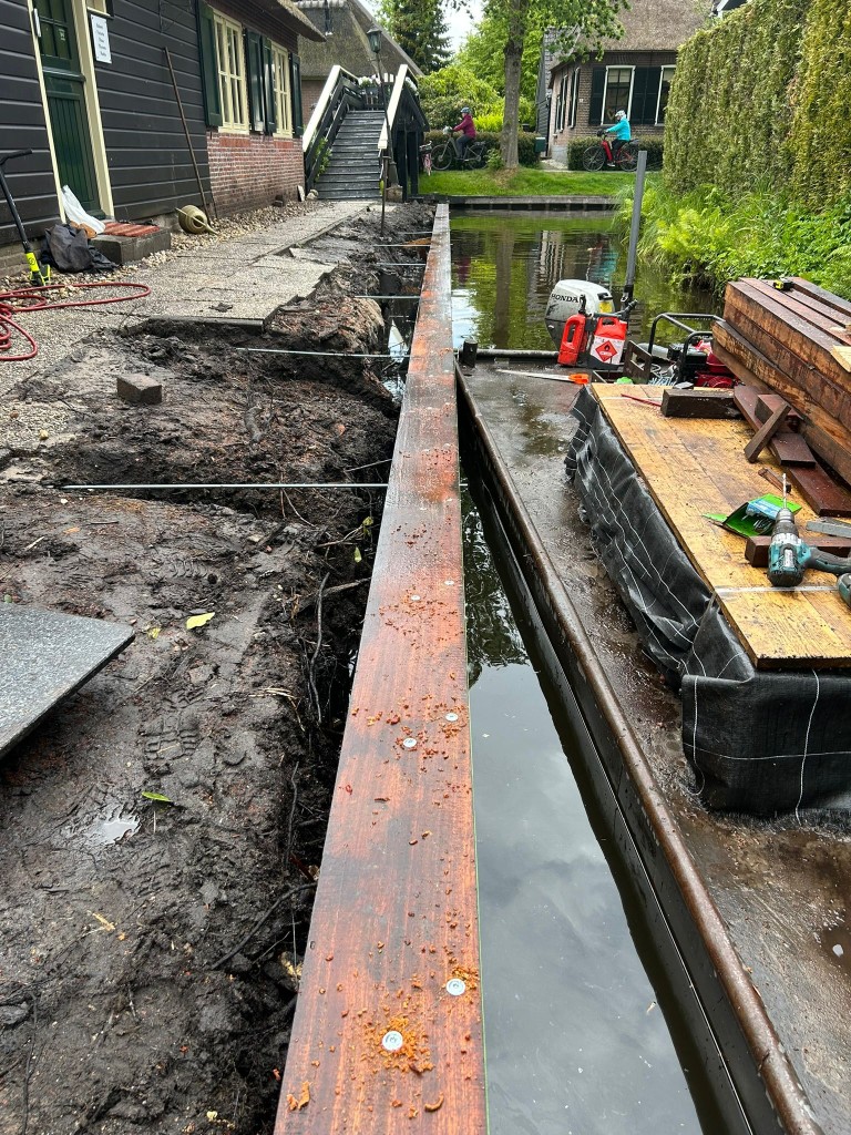 Slootbeschoeiing in Friesland met azobé damwand