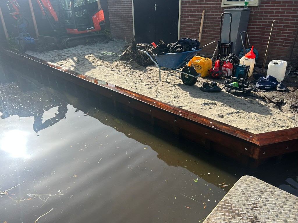 Bedrijventerrein in Groningen met zware azobé damwand beschoeiing