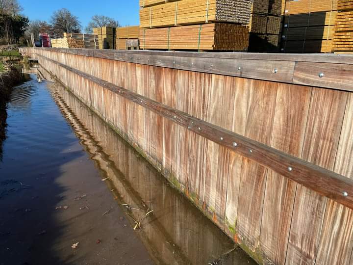 Hardhouten damwand en beschoeiingsmaterialen
